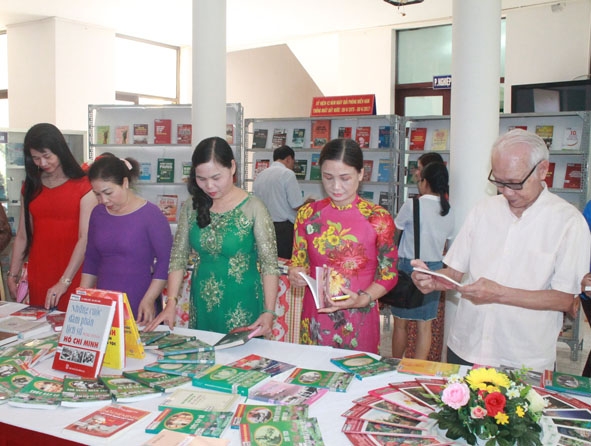 Thư viện tỉnh tổ chức nhiều hoạt động trưng bày, giới thiệu sách nhằm thu hút độc giả.    