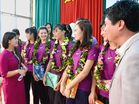 Giám đốc Sở Văn hóa - Thể thao và Du lịch H'Lim Niê động viên, tặng quà các nữ vận động viên  đội bóng chuyền trước khi tham dự giải.  