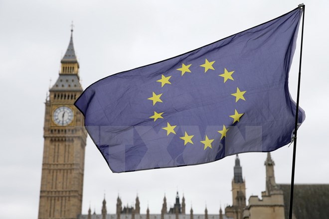 Cờ của EU bên tòa nhà Quốc hội Anh ở London ngày 29-3. (Ảnh: THX//TTXVN)