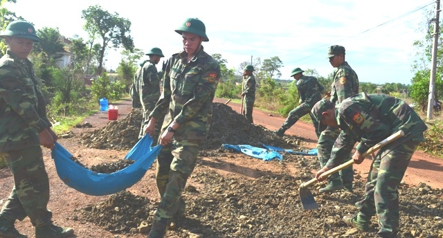 Bộ đội biên phòng giúp dân làm đường giao thông tại xã Ia R'vê (huyện Ea Súp).