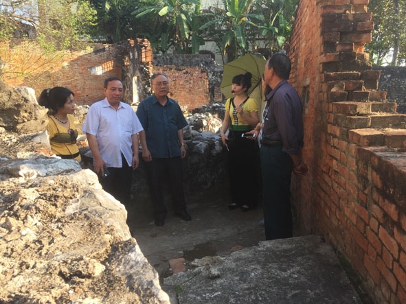 Đoàn cán bộ Báo Sơn La và Đắk Lắk đến thăm Khu di tích Nhà tù Sơn La.    