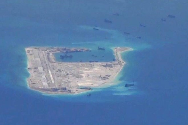 Hình ảnh máy bay do thám Mỹ chụp được cho thấy Trung Quốc đang tăng cường bồi đắp trái phép ở Biển Đông. (Ảnh: WSJ)