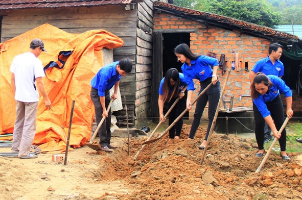 Đoàn viên thanh niên huyện Krông Ana đóng góp ngày công xây nhà Nhân ái giúp bà Đặng Thị Thìn.  