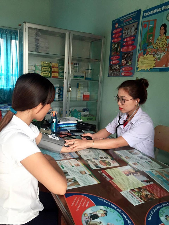 Cán bộ y tế Trường THPT Y Jút đang kiểm tra sức khỏe cho học sinh.