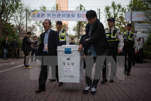 Nhân viên cơ quan bầu cử chuẩn bị kiểm phiếu tại thủ đô Seoul, Hàn Quốc ngày 13/4. (Nguồn: AFP/TTXVN)