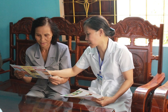 Cán bộ Trạm Y tế phường Thành Nhất hướng dẫn người dân các biện pháp phòng chống  bệnh SXH.  
