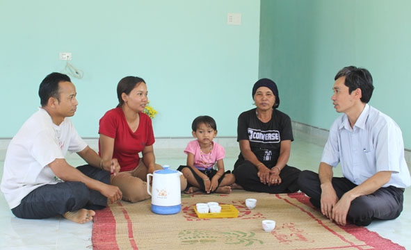Lãnh đạo LĐLĐ huyện M’Đrắk chung vui với gia đình chị H’Nhim Ksơr trong căn nhà Mái ấm công đoàn. 