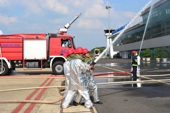 Phòng Cảnh sát Phòng cháy chữa cháy số 1 phối hợp thực tập phương án chữa cháy, cứu hộ cứu nạn tại Cảng Hàng không Buôn Ma Thuột. 