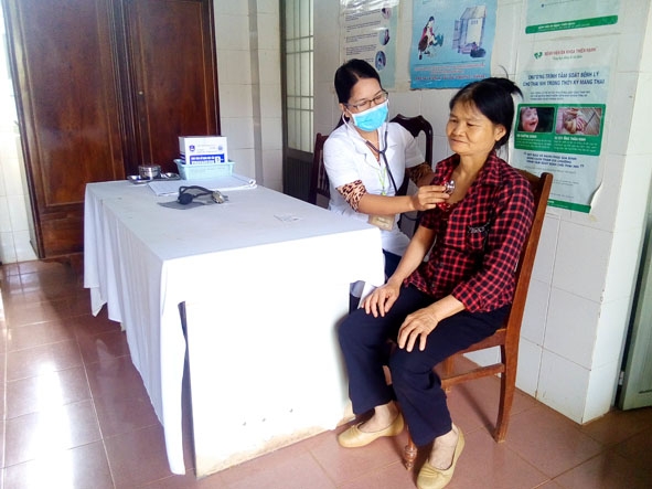 Khám chữa bệnh cho người dân tại Trạm Y tế xã Hòa Xuân.