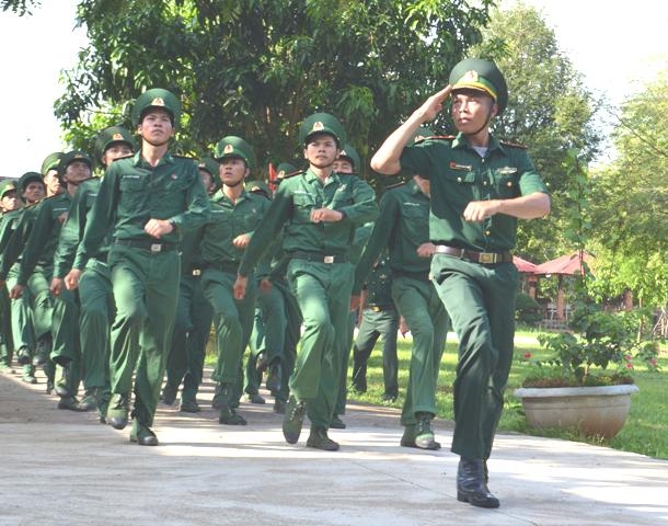 Các chiến sĩ thực hành huấn luyện đội ngũ.