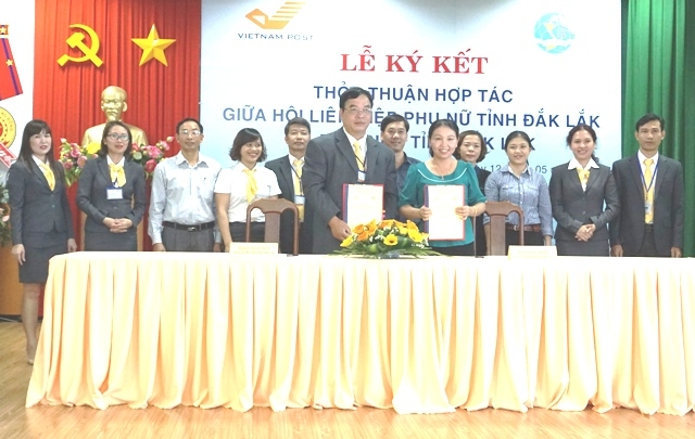 Đại diện Hội LHPN tỉnh và Bưu điện tỉnh Đắk Lắk ký kết thoả thuận hợp tác.