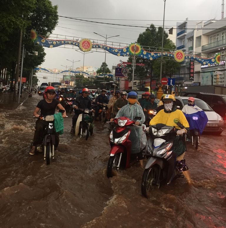 Giao thông hỗn loạn tại khu vực giao nhau giữa đường Nguyễn Tất Thành - Lý Tự Trọng