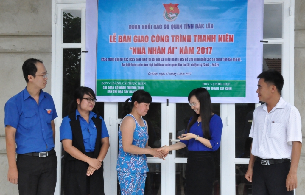 Đại diện Đoàn khối các Cơ quan tỉnh, Chi đoàn Thường trực Ban Chỉ đạo Tây Nguyên và chính quyền địa phương trao chìa khóa nhà cho chị Nguyễn Thị Tin