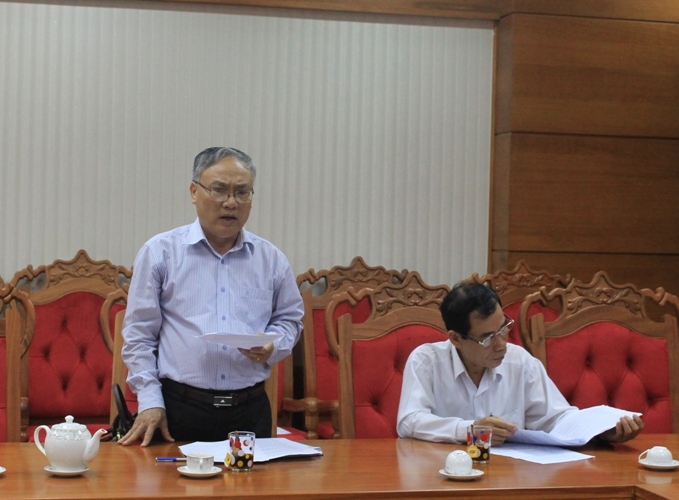 Tổng Biên tập Báo Đắk Lắk Nguyễn Văn Phú đóng góp ý kiến tại cuộc họp.