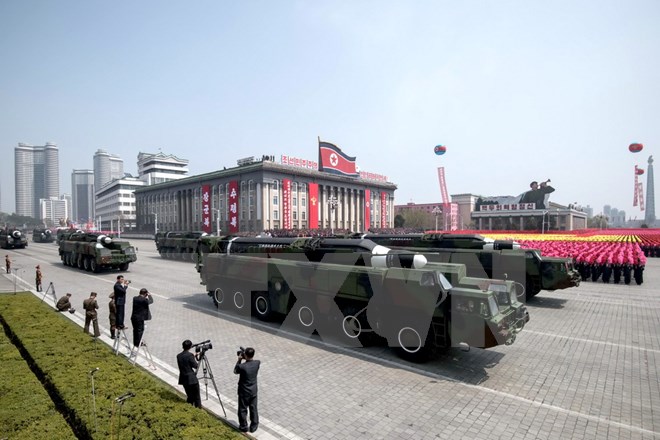 Một loại tên lửa của Triều Tiên được giới thiệu trong lễ diễu binh diễu hành nhân 105 năm ngày sinh cố Chủ tịch Kim Nhật Thành ở thủ đô Bình Nhưỡng ngày 15/4. (Nguồn: AFP/TTXVN)