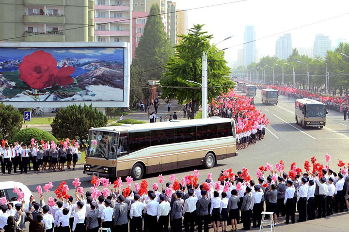 Hàng ngàn người xếp dọc theo 2 bên phố vào hôm 18/5 để chào đón các công nhân chế tạo tên lửa đạn đạo tầm xa Hwasong-12. Ảnh: Reuters.
