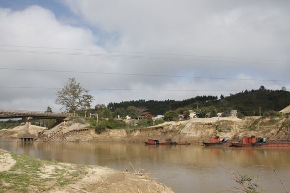 Hoạt động khai thác cát gần cầu Cư Păm (Krông Bông) đã bị cơ quan chức năng đình chỉ vì gây sạt lở bờ sông. 