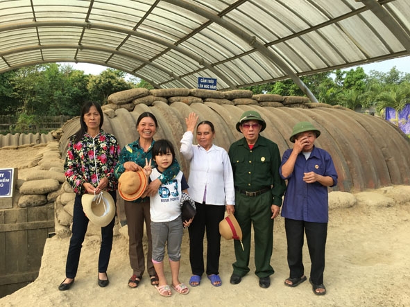 Gia đình cựu chiến binh Vũ Hữu Hóa (Vũ Thư, Thái Bình) đến thăm Hầm Chỉ huy tập đoàn cứ điểm  Điện Biên Phủ.  