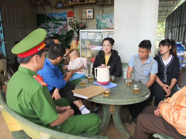 Bà Nguyễn Thị Hiền  (thứ 3 từ phải sang) đang trò chuyện với cán bộ Đoàn Thanh niên và Công an thị trấn đến thăm gia đình.  