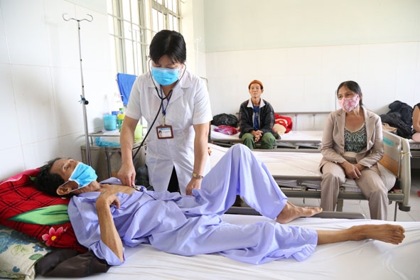 Thăm khám bệnh nhân tại Bệnh viện Lao và Bệnh phổi Đắk Lắk.  Ảnh: X.Thi