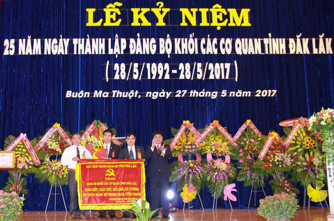 Phó Bí thư Thường trực Tỉnh ủy Phạm Minh Tấn trao bức trướng của Ban Chấp hành Đảng bộ tỉnh tặng Đảng bộ Khối. Ảnh: H.Gia