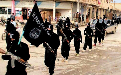 IS dọa phủ cờ đen của nhóm khủng bố này lên ngày lễ Ramadan vốn thanh bình của người Hồi giáo. Ảnh minh họa: AP.
