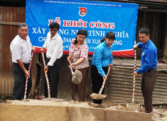 Các đại biểu khởi công công trình. 