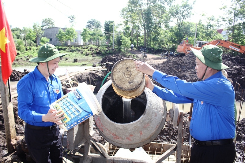 Bí thư Trung ương Đoàn TNCS Hồ Chí Minh, Chủ tịch Hội Đồng đội Trung ương Lê Long Hải (bì trái) tham dự lễ khởi công xây dựng cầu nông thôn ở thôn 12 (xã Tân Hòa, huyện Buôn Đôn)