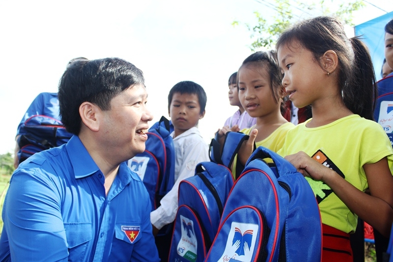 Bí thư Trung ương Đoàn TNCS Hồ Chí Minh, Chủ tịch Hội Đồng đội Trung ương Lê Long Hải tặng quà cho các em thiếu nhi huyện Buôn Đôn