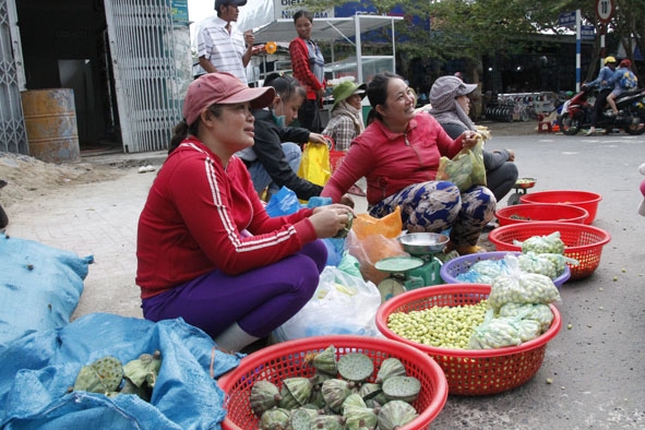 Hạt và gương sen bán tại chợ Liên Sơn (huyện Lắk).