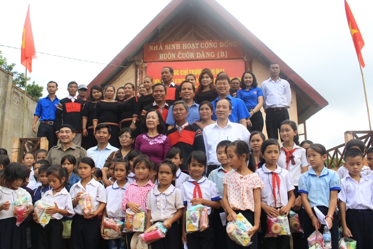 Đoàn Công tác của Trung ương Đoàn chụp hình lưu niệm với nhân dân xã Cuôr Đăng, huyện Cư M’gar