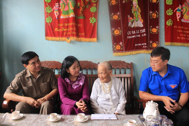 Đồng chí Trương Thị Mai và Đoàn Công tác thăm hỏi và tặng quà Mẹ Việt Nam Anh hùng Lê Thị Bé. 