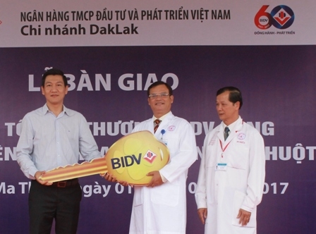 Ông Trần Phú Dũng, Giám đốc BIDV chi nhánh Đắk Lắk trao chìa khóa tượng trưng cho lãnh đạo Bệnh viện Đa khoa TP. Buôn Ma Thuột. 