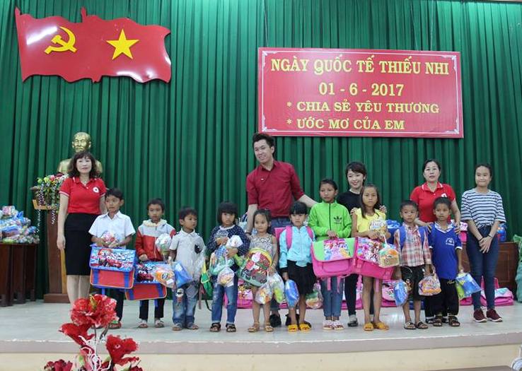 Trao quà tặng trẻ em khuyết tật, trẻ em nghèo vượt khó của xã Ea Tu (TP. Buôn Ma Thuột)