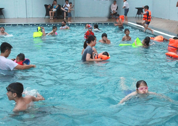 Trẻ em tập bơi tại một hồ bơi tư nhân trên địa bàn TP. Buôn Ma Thuột.   
