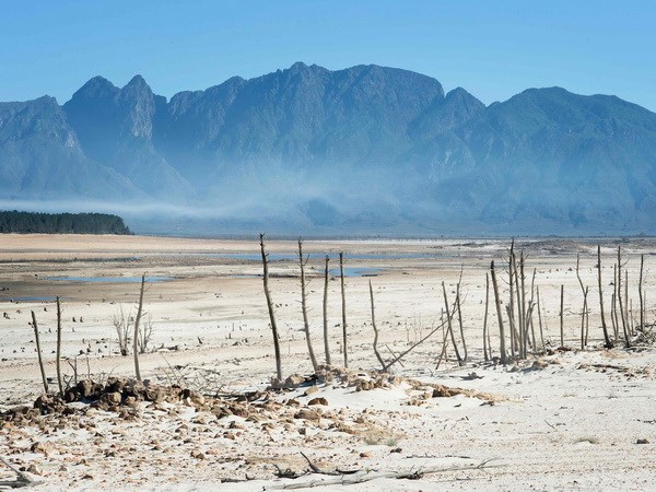 Cảnh khô hạn tại khu vực đập Theewaterskloof gần Villiersdorp, Nam Phi ngày 10/5. (Nguồn: AFP/TTXVN)