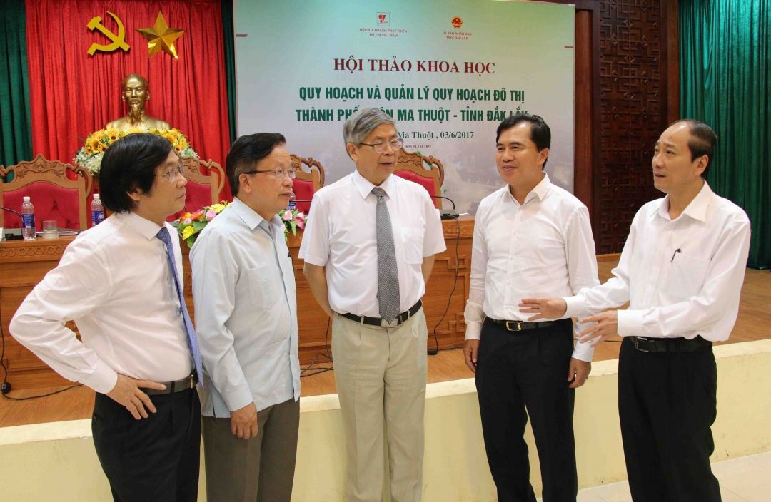 Các đại biểu trao đổi bên lề hội thảo