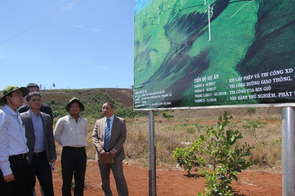 Chủ tịch UBND tỉnh Phạm Ngọc Nghị (bìa trái) kiểm tra dự án Trang trại phong điện Tây Nguyên tại huyện Ea H’leo.    Ảnh: M. Thông