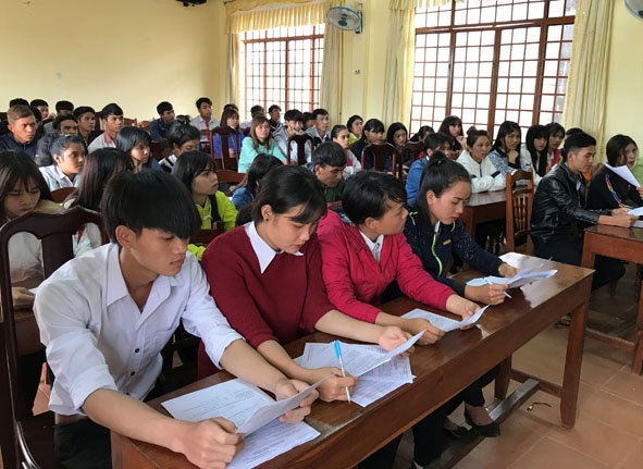 Học sinh lớp 12  Trung tâm  Giáo dục thường xuyên thị xã Buôn Hồ nghe  hướng dẫn cách làm  bài thi tổ hợp.  
