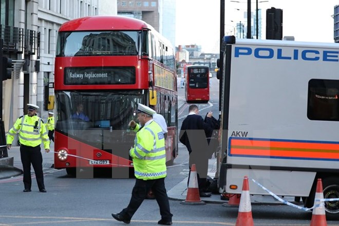 Cảnh sát Anh điều tra tại hiện trường vụ tấn công ở Cầu London ngày 4-6. (Nguồn: EPA/TTXVN)