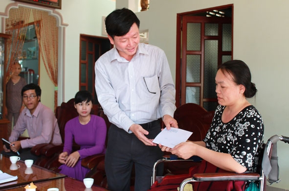 Đoàn Sở LĐTBXH thăm, động viên, tặng quà chị Ngô Thị Minh (TP. Buôn Ma Thuột)  bị tai nạn lao động mất 98% sức khỏe.  