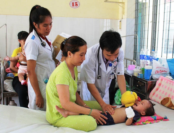 Một em bé bị tiêu chảy đang điều trị tại khoa Nhi tổng hợp, Bệnh viện Đa khoa tỉnh. 