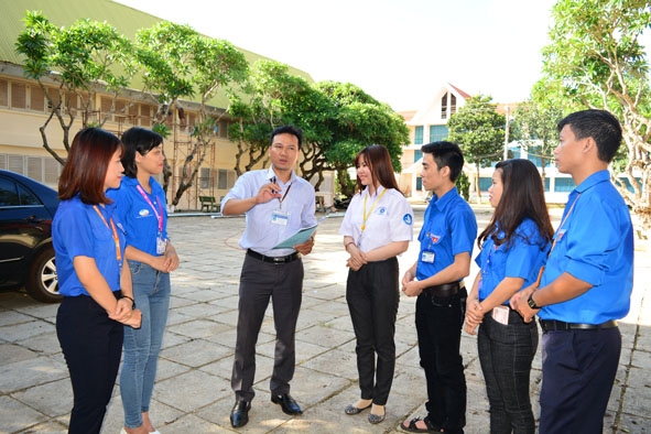 Bí thư Đoàn trường Đại học Tây Nguyên Bùi Ngọc Tân (thứ 3 từ trái sang) trao đổi về hoạt động tình nguyện  với những đoàn viên ưu tú.