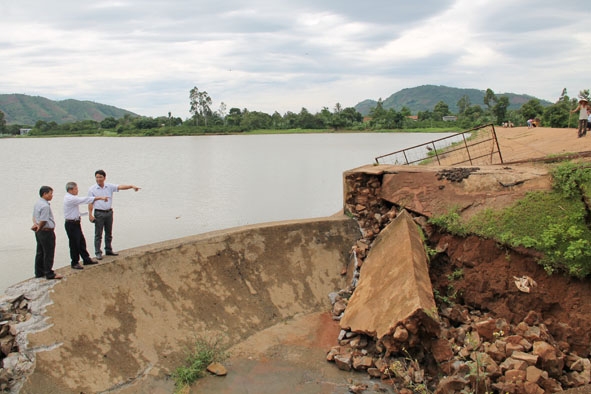 Sự cố sập tường cánh tràn xả lũ ở hồ Dang Kang thượng (huyện Krông Bông) năm 2015.  