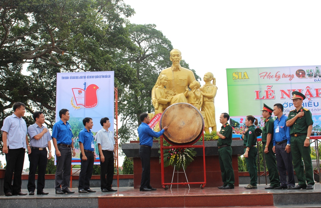 Bí thư Tỉnh Đoàn Y Nhuân Byă đánh trống khai hội tòng quân