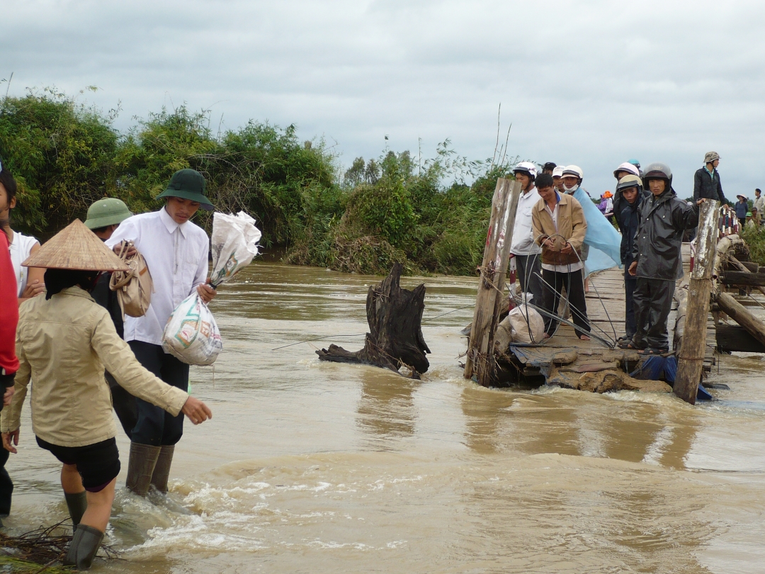 Mưa lũ làm hư hỏng một số cây cầu ở huyện Ea Kar, gây khó khăn cho việc giao thương đi lại của người dân