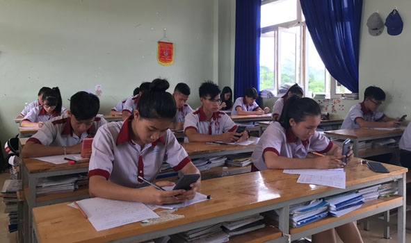 Học sinh lớp 12 Trường THCS - THPT Đông Du làm bài kiểm tra theo đề thi mẫu của Bộ GD-ĐT. 