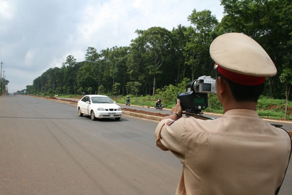 Lực lượng CSGT tỉnh kiểm tra tốc độ phương tiện tham gia giao thông trên Quốc lộ 27 (đoạn qua địa bàn xã Hòa Thắng, TP. Buôn Ma Thuột). 