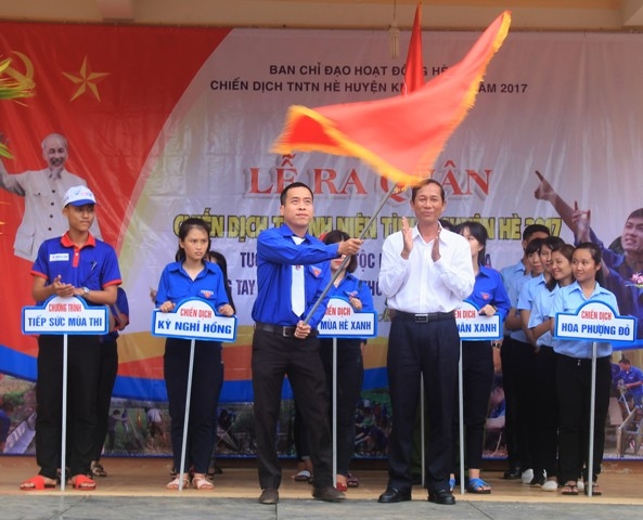 Lãnh đạo UBND huyện Krông Ana trao cờ lệnh ra quân Chiến dịch thanh niên tình nguyện hè năm 2017 cho đại diện Huyện Đoàn.