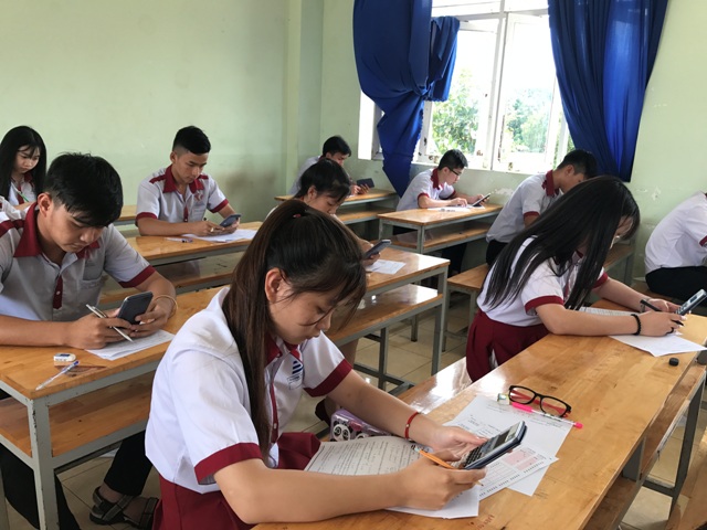 Học sinh lớp 12 Trường THCS, THPT Đông Du đang ôn tập thi tốt nghiệp THPT quốc gia năm 2017.